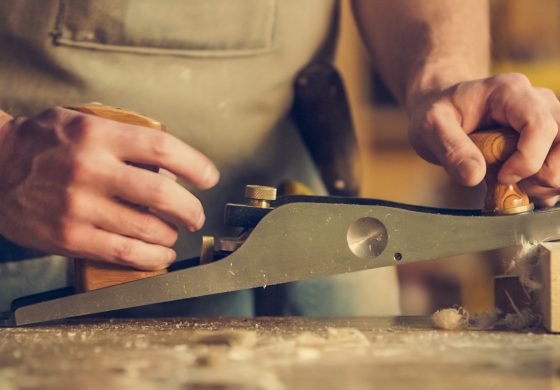 Waar moet je rekening mee houden als je een kastanjehouten poort online koopt?